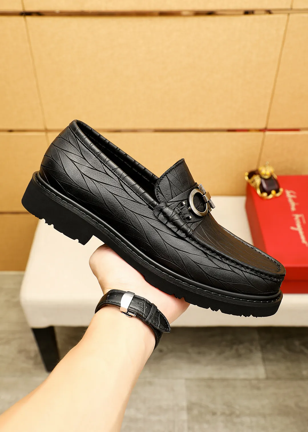 Men's shoes 💰520 💐 Product trademark: Ferragamo "Ferragamo" casual leather shoes Regular size: 38-44 (45.46🉑️customized) Product materials: Selected imported first-layer calfskin embossed upper + original hardware buckle, imported water-dyed cow leather lining. Strong three-dimensional visual effect, original outsole color: 1⃣️color optional